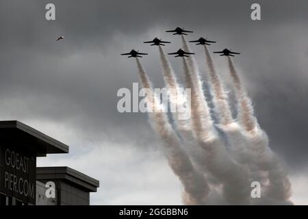 Gli Angeli blu della Marina degli Stati Uniti volano in formazione sopra Boston Massachusetts Foto Stock