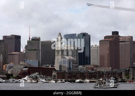 Gli Angeli blu della Marina degli Stati Uniti volano in formazione sopra Boston Massachusetts Foto Stock