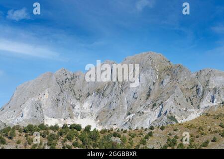 Vista sulle Alpi Apuane, massiccio dell'Appennino toscano-emiliano Foto Stock