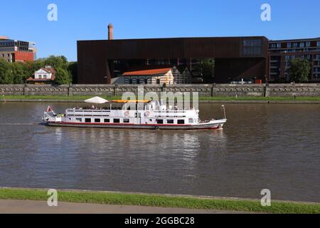 Cracovia. Cracovia. Polonia. Crociera in barca sul fiume Vistula. Tadeusz Kantor Museo Cricoteka in background. Foto Stock