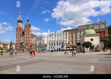 Cracovia. Cracovia. Polonia. Mercato principale. Basilica di Santa Maria (Kosciol Mariacki) e Chiesa di Sant'Adalberto Foto Stock