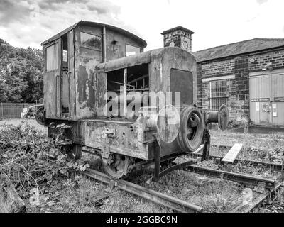 L'immagine è di vari motori ferroviari abbandonati e reliquie presso i laboratori del Darlington Head of Steam Museum Foto Stock