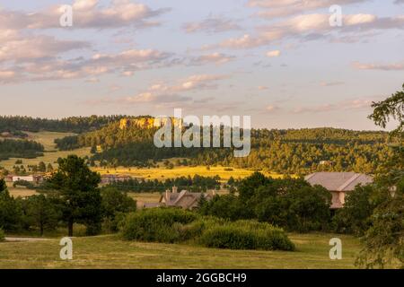 Paesaggio panoramico del Colorado vicino alla città Monument con una vista della zona residenziale e della splendida formazione rocciosa in lontananza Foto Stock