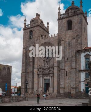 PORTO, PORTOGALLO - 05 luglio 2021: Un esterno di un'antica e famosa Cattedrale di Porto in Portogallo Foto Stock