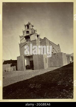 La Chiesa di San Miguel, la più antica di Santa Fe, N.M., 1873. Albumen print, dall'album "Geographical &amp; Geological Explorations &amp; Surveys West of the 100th Meridian," vol. 2. Foto Stock