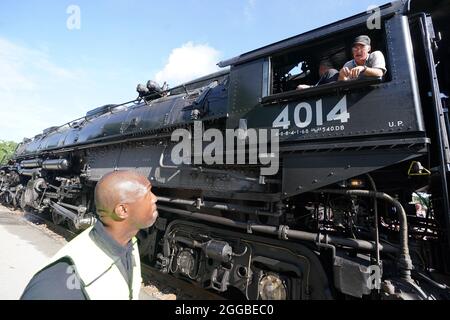 Kirkwood, Stati Uniti. 30 ago 2021. Il personale addetto alla sicurezza parla con gli ingegneri della locomotiva a vapore Union Pacific 4014 Big Boy mentre parcheggia alla stazione Amtrak di Kirkwood, Missouri lunedì 30 agosto 2021. La locomotiva a vapore più grande del mondo è in un tour di cinque settimane che include eventi pubblici in esposizione in cinque grandi città, insieme a brevi soste a fischio in più di 90 altre comunità. Foto di Bill Greenblatt/UPI Credit: UPI/Alamy Live News Foto Stock