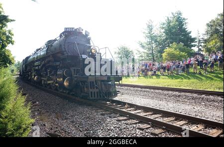 Kirkwood, Stati Uniti. 30 ago 2021. La locomotiva a vapore Union Pacific 4014 Big Boy parte dalla stazione Amtrak di Kirkwood, Missouri lunedì 30 agosto 2021. La locomotiva a vapore più grande del mondo è in un tour di cinque settimane che include eventi pubblici in esposizione in cinque grandi città, insieme a brevi soste a fischio in più di 90 altre comunità. Foto di Bill Greenblatt/UPI Credit: UPI/Alamy Live News Foto Stock