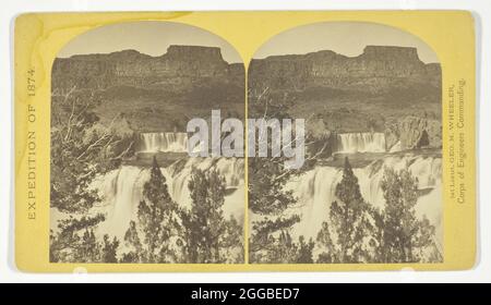 Shoshone Falls, Snake River, Idaho, guardando attraverso il legname, e mostrando la caduta principale, e Upper o "Lace Falls", 1874. Stampa albume, stereo, no 49 dalla serie "Geographical Explorations and Surveys West of the 100th Meridian". Foto Stock