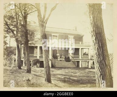 McLean's House, Appomattox Court-House, Virginia, aprile 1865. Il generale Robert E. Lee si arrese a Ulysses S. Grant nella casa di Wilmer McLean. Stampa albume, pl. 99 dall'album "Gardner's Photographic Sketch Book of the War, Volume II" (1866) Foto Stock