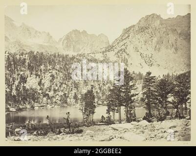 Alpine Lake, nella Sierra Nevada, California, 1871. Albumen print, dall'album "Geographical &amp; Geological Explorations &amp; Surveys West of the 100th Meridian," vol. 2. Foto Stock