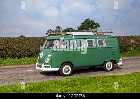 1966 60s Sessanta schermo diviso verde VW Volkswagen tipo 2 camper furgone splity minibus in rotta per Capesthorne Hall mostra di auto d'agosto classica, Cheshire, Regno Unito Foto Stock