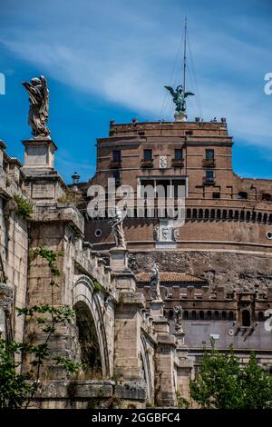 Vista sul castello di Sant'Angelo dalla riva opposta del Tevere, Roma Foto Stock