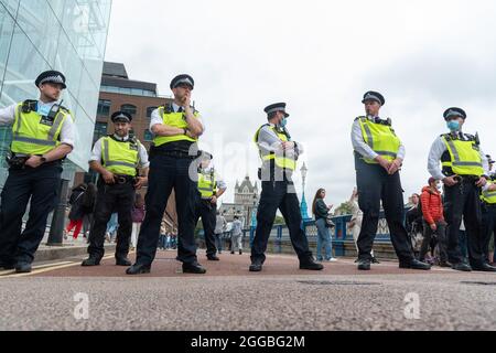 Londra, Regno Unito. 30 ago 2021. Gli ufficiali di polizia bloccano l'accesso al Tower Bridge di Londra per impedire ai manifestanti del partito del tè impossibile della Extinction Rebellion di accedere. Credit: SOPA Images Limited/Alamy Live News Foto Stock