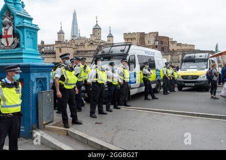 Londra, Regno Unito. 30 ago 2021. I furgoni e gli ufficiali della polizia bloccano l'accesso al Tower Bridge di Londra per impedire ai manifestanti del partito del tè impossibile della Extinction Rebellion di ottenere l'accesso. Credit: SOPA Images Limited/Alamy Live News Foto Stock