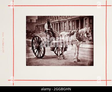 Il Water-Cart, 1877. Un'opera di tipo woodburytype, dall'album "Street life in london". Foto Stock