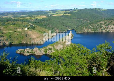 Ile de Grangent e Chateau de Grangent visto dal Chateau d'Essalois vicino a Saint Etienne, Francia Foto Stock