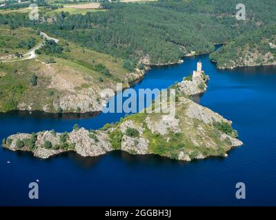 Ile de Grangent e Chateau de Grangent visto dal Chateau d'Essalois vicino a Saint Etienne, Francia Foto Stock