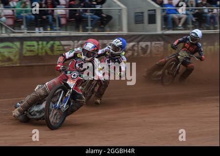 MANCHESTER, REGNO UNITO. IL 30 AGOSTO Steve Worrall (Red) e Tom Brennan (Blue) conducono Richard Lawson (White) durante la partita della SGB Premiership tra Belle Vue Aces e Wolverhampton Wolves al National Speedway Stadium di Manchester lunedì 30 agosto 2021. (Credit: Ian Charles | MI News) Credit: MI News & Sport /Alamy Live News Foto Stock