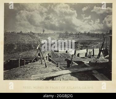 Rebel Works di fronte ad Atlanta, GA, No. 5, 1864. Albumen Print, Plate 43 dall'album "Photographic views of the Sherman Campaign" (1866). Foto Stock