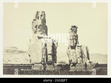 Le statue di Memnon, pianura di Tebe, 1857. Stampa albume, da un set di due volumi. Foto Stock