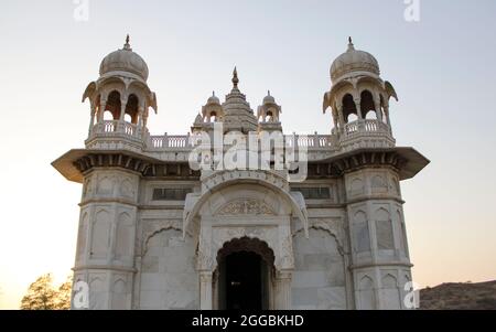 Jaswant Thada è un cenotafio situato in Jodhpur, nello stato indiano del Rajasthan. Jaisalmer fort è situato nella città di Jaisalmer, in Indian s Foto Stock