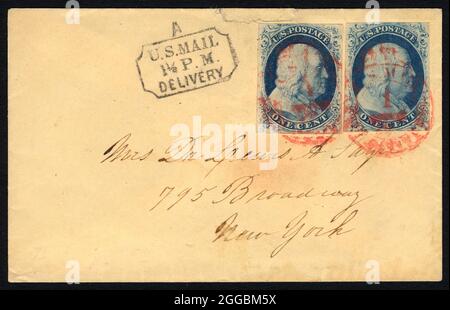 Copertura annullamento vettore New York, c.. 1855. Due francobolli singoli 1c blu Franklin, entrambi di tipo II, legati sulla copertina da parte del vettore rosso di New York cancellano; anche timbrato con un francobollo nero "US mail, 1 1/2 PM, delivery". Foto Stock