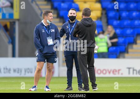 Warrington, Regno Unito. 30 ago 2021. L'arbitro Liam Moore prende l'atmosfera pre-partita a Warrington, Regno Unito il 30/2021. (Photo by Simon Whitehead/ SW Photo/News Images/Sipa USA) Credit: Sipa USA/Alamy Live News Foto Stock