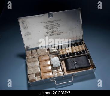 Kit medico portato a bordo del Douglas World Cruiser da Lt. Lowell Smith, c. 1924. L'Aeronautico "Tabloid", replica dell'apparecchiatura medica ufficiale portata dal Lt. Lowell Smith, pilota del Douglas World Cruiser "Chicago". Questi kit sono stati eseguiti su ciascuno dei World Cruisers. Scatola incernierata in acciaio con maniglia e chiusura; il contenuto della scatola include scatole di vari bende e bottiglie di vetro con medicina. Foto Stock