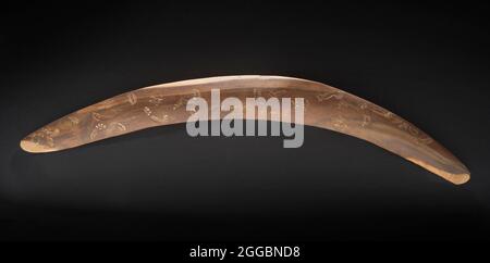 Boomerang, ca. 1969. Questo boomerang, un esempio della "prima forma aerodinamica concepita dall'uomo", è stato presentato nel 1969 all'astronauta della NASA Michael Collins dall'Australian Television Network Channel 7 in occasione del successo dell'atterraggio della Luna Apollo 11 che si è avuto a luglio. Dopo l'Apollo 11, Collins, il pilota del modulo di comando, e i suoi due crewmates, i primi moonwalker Neil Armstrong e Buzz Aldrin, hanno intrapreso un tour mondiale di 45 giorni. Oggetti commemorativi come questo, preparati da organizzazioni, aziende o nazioni, hanno fornito una dimostrazione tangibile dell'entusiasmo per la prima Luna Foto Stock