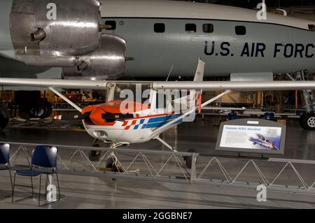 Istruttore di aviazione generale ad ala alta, a due posti con motore singolo. La Cessna 150 e 152 divenne il più popolare aereo civile di addestramento dopo la seconda guerra mondiale, così come veicoli da diporto economici per i piloti del fine settimana. La serie è ancora il principale allenatore di aviazione generale a due posti negli Stati Uniti. L'A152 Aerobat, con una maggiore resistenza strutturale per resistere a forze fino a +6g e -3g, si rivolge a coloro che cercano un po' più di base di capacità aerobatica e di rotazione. William K. Kershner acquistò la A152 nel 1984 per la sua ACE Aerobatic School a Sewanee, Tennessee. Un pilota per 61 YE Foto Stock