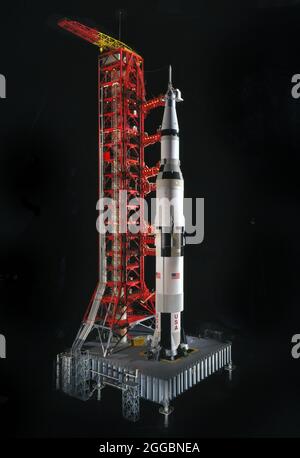 Modello, Rocket, Saturno V, 1975. Si tratta di un modello in scala 1:34 del Saturno V e della sua torre di lancio. Il Saturno V è stato uno dei numerosi razzi sviluppati dalla National Aeronautics and Space Administration per essere utilizzati nel programma Apollo. Il veicolo di lancio operativo più grande d'America, a Saturn V, lanciò per la prima volta una navicella spaziale Apollo con equipaggio nel dicembre 1968, quando l'equipaggio di Apollo 8 fu messo in orbita lunare. Nel luglio del 1969, il razzo inviò gli astronauti Neil Armstrong e Edward Aldrin, Jr. Di Apollo 11 alla superficie della luna, mentre Michael Collins rimase in orbita lunare. Saturno V è stato utilizzato nella re Foto Stock