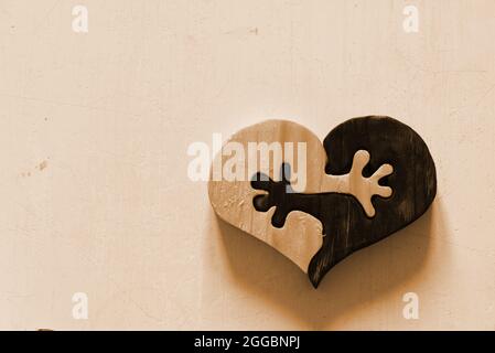 cuore di legno yang mani seppia Foto Stock