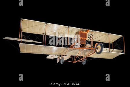 Spintore biplanare con un motore Curtiss V-8 da 50 cavalli. Superfici ricoperte di tessuto giallo chiaro. Puntoni e carrello di atterraggio arancione. Nel 1909, il G.H. La Curtiss Manufacturing Company ha consegnato alla New York Aeronautical Society il primo aeroplano dell'azienda, un progetto di spinta con ascensori nella parte anteriore, chiamato Golden Flyer. Nel 1911, Curtiss cominciò a concentrarsi sul mercato militare, vendendo tre aerei alla Marina degli Stati Uniti. Curtiss proseguì l'evoluzione del disegno dello spintore con lo sviluppo del D-II (il Golden Flyer era considerato il modello D) e del D-III, a cui un secondo insieme di ele Foto Stock