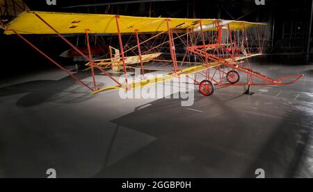 Spintore biplanare con un motore a quattro cilindri Maximotor B-4 da 50 cavalli. Molto simile nel layout al Curtiss modello D "Headless Pusher" dello stesso periodo di tempo. Rivestimento in tessuto giallo, airframe rosso. Dopo aver fatto una reputazione con imbarcazioni più leggere che aeree, Thomas Scott Baldwin si è rivolto a macchine volanti più pesanti che aeree nel 1909. Nel 1911 aveva costruito diversi aeroplani e aveva acquisito una vasta esperienza come pilota di esposizione. Ha iniziato a testare un nuovo aeroplano nella primavera del 1911. Era simile al disegno di base del pestello Curtiss che stava diventando abbastanza popolare con i costruttori da questo tim Foto Stock