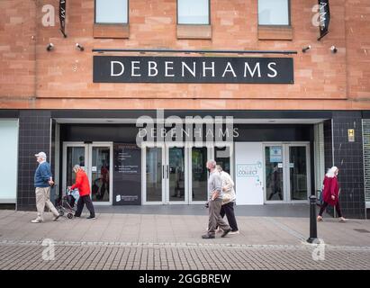 Vista frontale dell'ormai chiusa filiale di Debenhams a Dumfries, in Scozia, prova della recessione economica visibile in High Street. Foto Stock