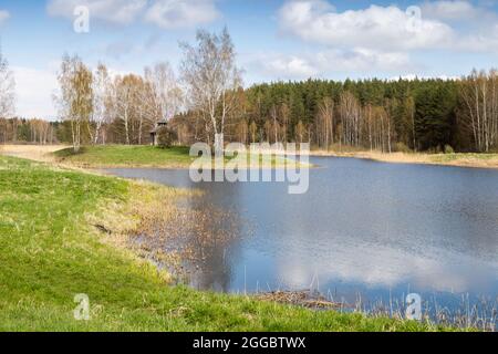 Paesaggio rurale russo con un vecchio gazebo in legno. Mikhaylovskoye, Distretto di Pushkinogorsky di Pskov Oblast, Russia Foto Stock