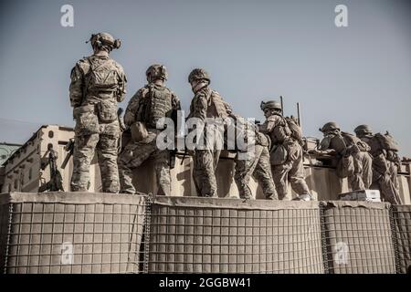 Kabul, Afghanistan. 26 agosto 2021. Marines USA con il team Special Purpose Marine Air-Ground Task Force Crisis Response, mantenere la sicurezza presso il centro di controllo dell'evacuazione dell'aeroporto internazionale Hamid Karzai durante l'operazione Allies Refuge 26 agosto 2021 a Kabul, Afghanistan. Credit: Planetpix/Alamy Live News Foto Stock