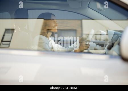 Business donna alla guida di auto Foto Stock