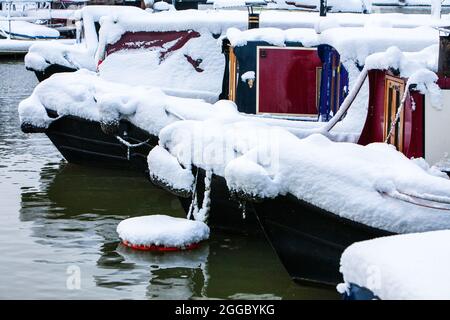 Chiatte innevate sul Tamigi, nel Regno Unito. 2009 Foto Stock