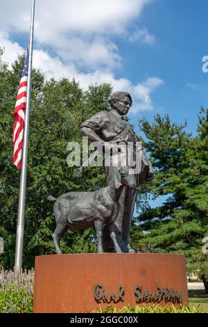 Statua di Carl Sandburg nel centro di Galesburg, Illinois. Foto Stock