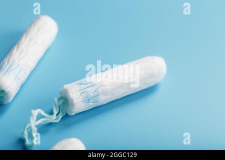 Tamponi ginecologici su sfondo blu vista dall'alto, spazio libero Foto Stock