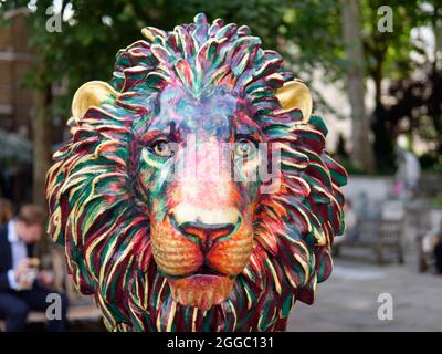 Londra, Grande Londra, Inghilterra, Agosto 24 2021: The London Pride Tusk Lion Trail, Brian the Lion di Hannah Shergold a St Jamess Chuchyard Foto Stock
