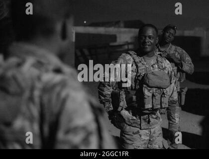 Comando Sgt. Il Major David Pitt, capo senior della Divisione Airborne, parla con i Paratroopers all'Aeroporto Internazionale Hamid Karzai di Kabul Afghanistan, 25 agosto 2021. Il 82° Abn. Div. Continua a contribuire a facilitare l'evacuazione sicura dei cittadini statunitensi, dei richiedenti di visti speciali per immigrati e di altri afghani a rischio fuori dall'Afghanistan nel modo più rapido e sicuro possibile. Foto Stock