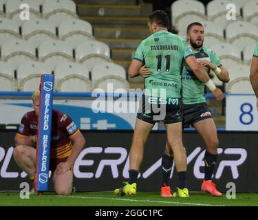 Huddersfield, Regno Unito. 30 ago 2021. Il team Mate Brad Takairangi di Hull Kingston Rovers si congratula con Greg Minikin per il 3° tentativo del compagno di squadra Brad Takairangi a Huddersfield, Regno Unito, l'8/30/2021. (Foto di Graham Crowther/News Images/Sipa USA) Credit: Sipa USA/Alamy Live News Foto Stock