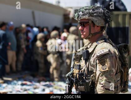 Un Paratrooper assegnato al 1 ° Brigade Combat Team, 82a Divisione Airborne conduce la sicurezza, come la Divisione continua a contribuire a facilitare l'evacuazione sicura dei cittadini degli Stati Uniti, richiedenti di visto speciale immigrato, E altri afghani a rischio fuori dall'Afghanistan nel modo più rapido e sicuro possibile dall'aeroporto internazionale Hamid Karzai di Kabul, 26 agosto 2021. Foto Stock