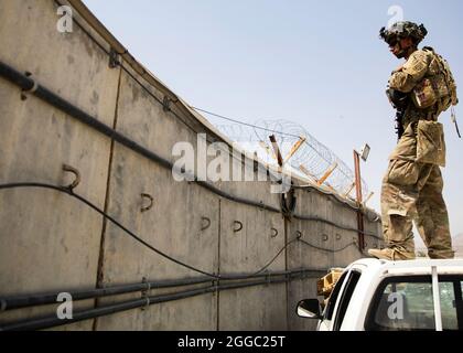 Un paratrooper assegnato alla B Company, 2° Battaglione, 501° Paracadute, reggimento fanteria, 1° Team di combattimento Brigata, 82a Divisione Airborne conduce la sicurezza all'Aeroporto Internazionale Hamid Karzai di Kabul, Afghanistan, agosto 29. Il 82° Abn. Div. Continua a contribuire a facilitare l'evacuazione sicura dei cittadini statunitensi, dei richiedenti di visti speciali per immigrati e di altri afghani vulnerabili fuori dall'Afghanistan nel modo più rapido e sicuro possibile. (STATI UNITI Army Foto di Maestro Sgt. Alexander Burnet) Foto Stock