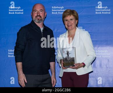 Edimburgo, Scozia, Regno Unito, 30 agosto 2021. Edinburgh International Book Festival: Nella foto: Primo Ministro Nicola Sturgeon e Douglas Stuart, vincitore del premio Booker con il suo romanzo Shuggie Bain, al festival del libro Foto Stock