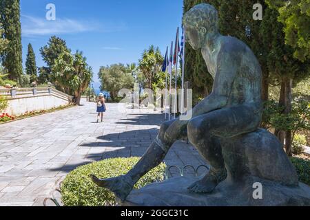 Scultura di fronte al palazzo Achilleion costruito a Gastouri sull'isola di Corfù per l'imperatrice Elisabetta d'Austria, conosciuta anche come Sisi, Grecia, 4k Foto Stock