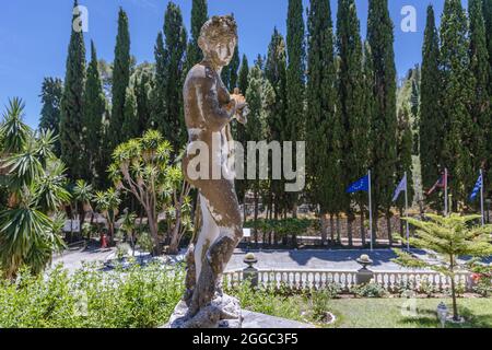 Scultura di fronte al palazzo Achilleion costruito a Gastouri sull'isola di Corfù per l'imperatrice Elisabetta d'Austria, conosciuta anche come Sisi, Grecia Foto Stock