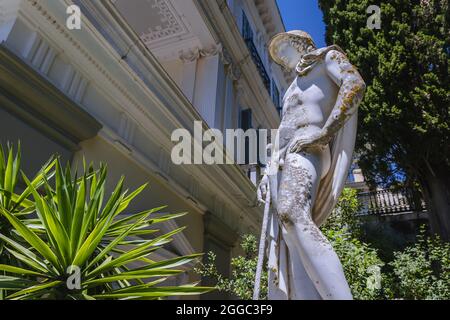 Statua di fronte al palazzo Achilleion costruito a Gastouri sull'isola di Corfù per l'imperatrice Elisabetta d'Austria, conosciuta anche come Sisi, Grecia Foto Stock